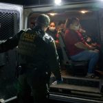 Administración Biden aplica deportación acelerada de ciertas familias completas