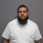 Hombre que disparó contra pistolero que abrió fuego contra su familia enfrenta cargos.