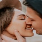 Las caries se contagian con un beso