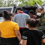 Biden reanuda los vuelos de ICE para expulsar de forma rápida a familias migrantes centroamericanas