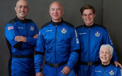 Fundador de Amazon Jeff Bezos viaja al espacio en cohete de su compañía Blue Origin