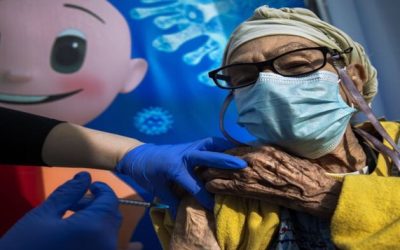 Israel ofrece 3ra vacuna de refuerzo a personas mayores