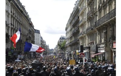 Policías chocan con manifestantes antivacunas en París
