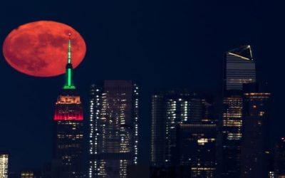 Los incendios forestales de Estados Unidos tiñen de naranja la luna llena