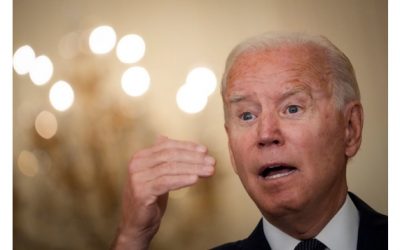 Biden promete represalias contra terroristas por los ataques mortales fuera del aeropuerto de Kabul