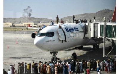 Miles de personas desesperadas desatan el caos en el aeropuerto de Kabul