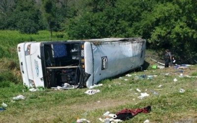 Autobús turístico vuelca en autopista de NY; hay 57 heridos