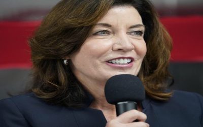 Hochul, primera mujer que gobierna NY tras salida de Cuomo