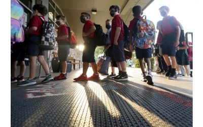 EEUU: escuelas se rebelan ante gobernadores por mascarillas