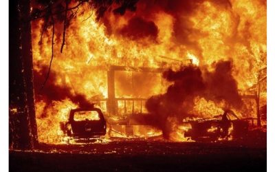 Incendio arrasa población en el norte de California