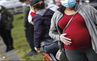 Los CDC piden a embarazadas vacunarse contra el COVID-19
