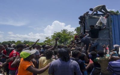 Haitianos saquean alimentos y suministros tras sismo