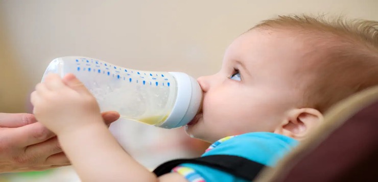 Bebés terminan en el hospital por haber sido alimentados con leche de fórmula caseras
