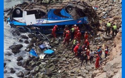 Mueren 33 personas por volcadura de autobús en Perú