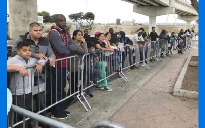 Juez declara ilegal obligar a migrantes a esperar en México