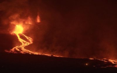 Lava de volcán español acelera su avance hacia el Atlántico