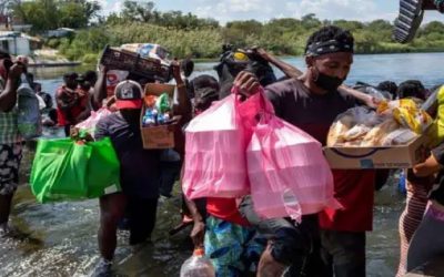 Estados Unidos traslada a miles de migrantes desde Texas a centros de procesamiento