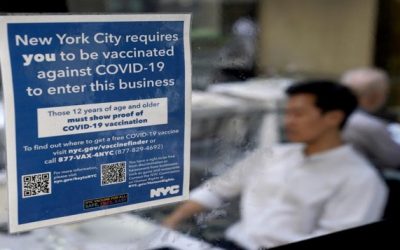 Juez bloquea orden de NY para que médicos se vacunen