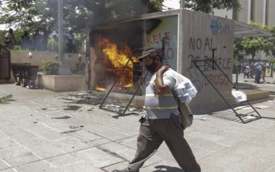 Salvadoreños protestan contra Bukele