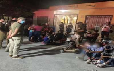 Agentes federales mexicanos hallaron a 648 migrantes entre viviendas y autobuses en apenas una semana