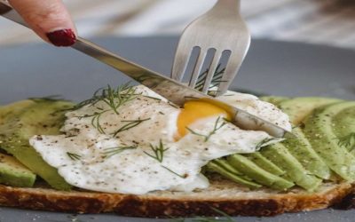 Comer solo las claras de huevo no sería mejor que comer el huevo entero con yema