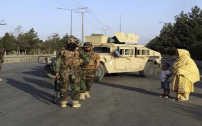 Occidentales abordan primer vuelo comercial desde Kabul