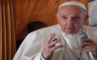 El papa critica la decisión “política” de los obispos para negar la comunión a Biden
