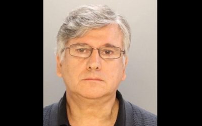 Médico latino procesado en tres estados enfrenta acusación federal como “abusador sexual en serie”; su esposa pediatra lo apoya