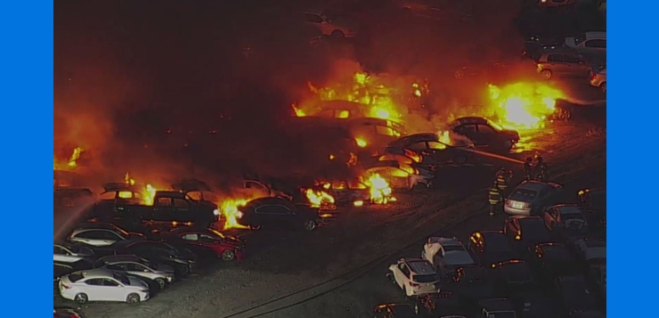 Incendio en lote deja 30 autos calcinados.