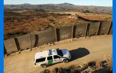 La policía salva a una niña que estuvo a punto de ser lanzada por un coyote del muro fronterizo