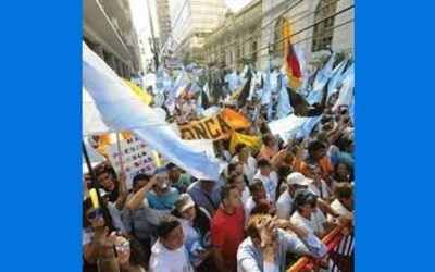 Marchan a favor y en contra de presidente ecuatoriano