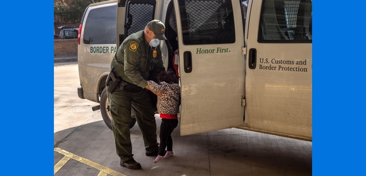 Hermanas de 3 y 6 años son abandonadas en frontera de México con Arizona