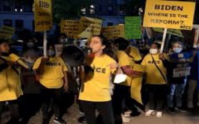 Migrantes protestan durmiendo frente a la casa del Presidente del Senado de EE.UU.