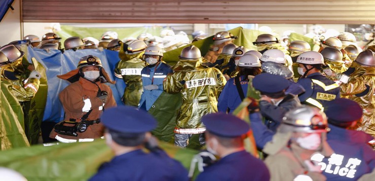 Hombre apuñala a 17 personas en un tren de Tokio