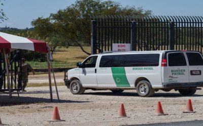 Patrulla fronteriza descubrió a 69 migrantes en el remolque de un camión e incautaron miles de dólares