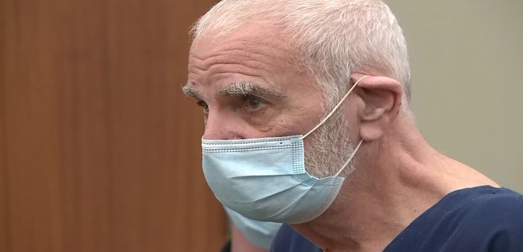 Hombre comparece en corte acusado de matar a su esposa.