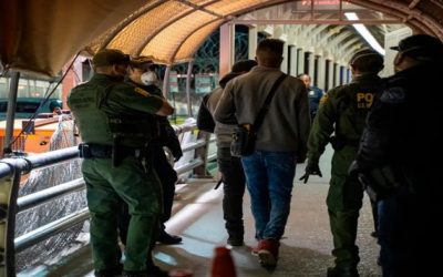 Tribunal permite que la Patrulla Fronteriza continúe expulsando a las familias migrantes