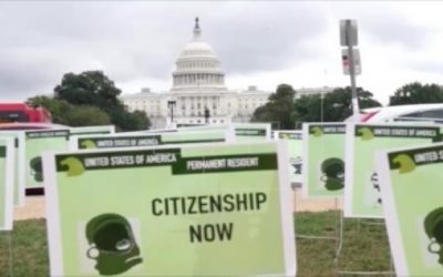 Pancartas verdes frente al Congreso de EE.UU. para pedir una reforma migratoria