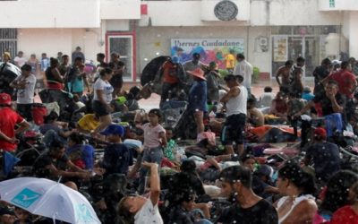 Caravana de migrantes rechaza ofrecimiento de México de tarjetas de visitante para los vulnerables