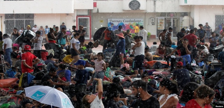 Caravana de migrantes rechaza ofrecimiento de México de tarjetas de visitante para los vulnerables