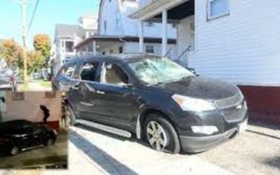 Policía Providence investiga actos de vandalismo que dejaron 7 coches dañados.