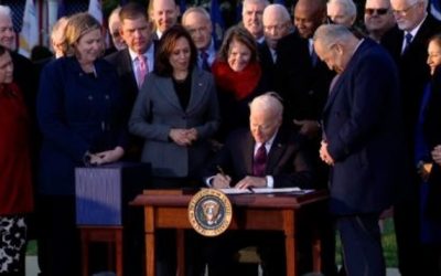 Biden firma ley de infraestructura de $1.2 billones que beneficiará a latinos