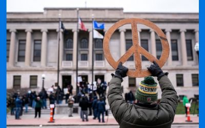 Biden expresa “enojo y preocupación” por la absolución de Kyle Rittenhouse, mientras Trump afirma que actuó en defensa propia en medio de protestas raciales en Kenosha, Wisconsin