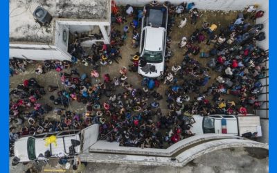 Hallan a más de 400 migrantes en camiones al sur de México