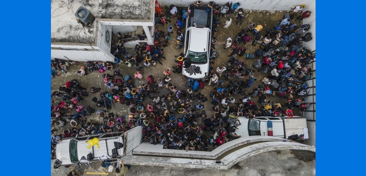 Hallan a más de 400 migrantes en camiones al sur de México