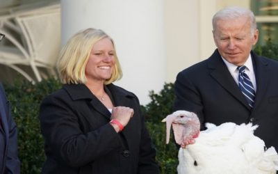 El presidente de EE. UU. indulta a dos pavos por Acción de Gracias