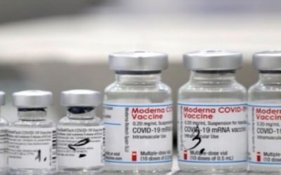 FDA da luz verde a refuerzos de Pfizer y Moderna para mayores de 18 años