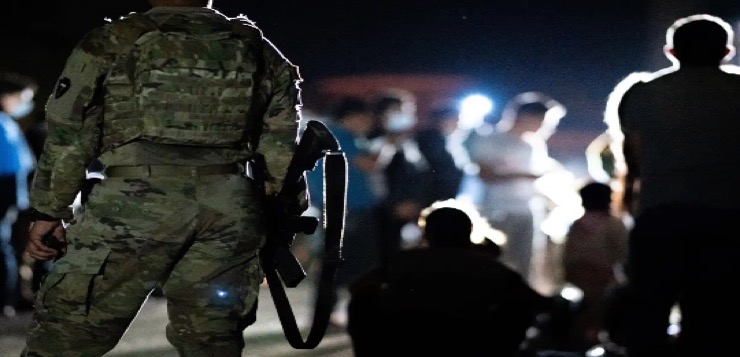 Cientos de indocumentados detenidos bajo Operación Estrella Solitaria en Texas