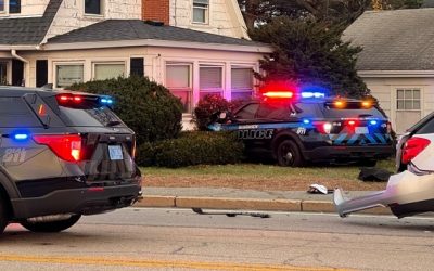 Patrulla policía Warwick se estrella con una casa.