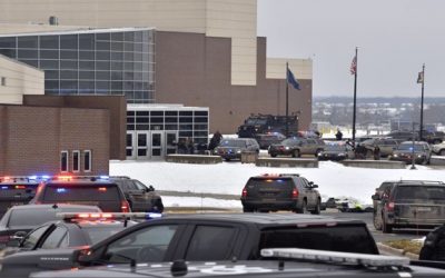 Tres alumnos mueren baleados en secundaria de Michigan